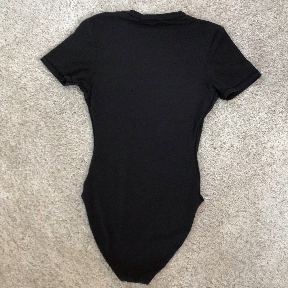SKIMS Fits Everybody T-Shirt Bodysuit | Onyx - Picture 12 of 16